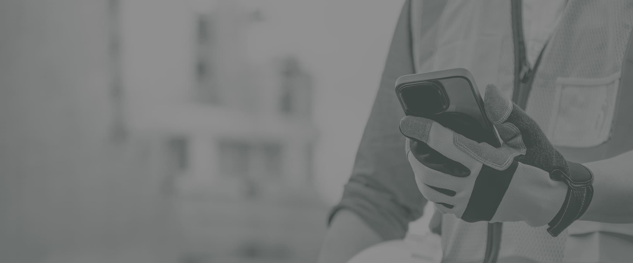 Travailleuse consultant un appareil mobile